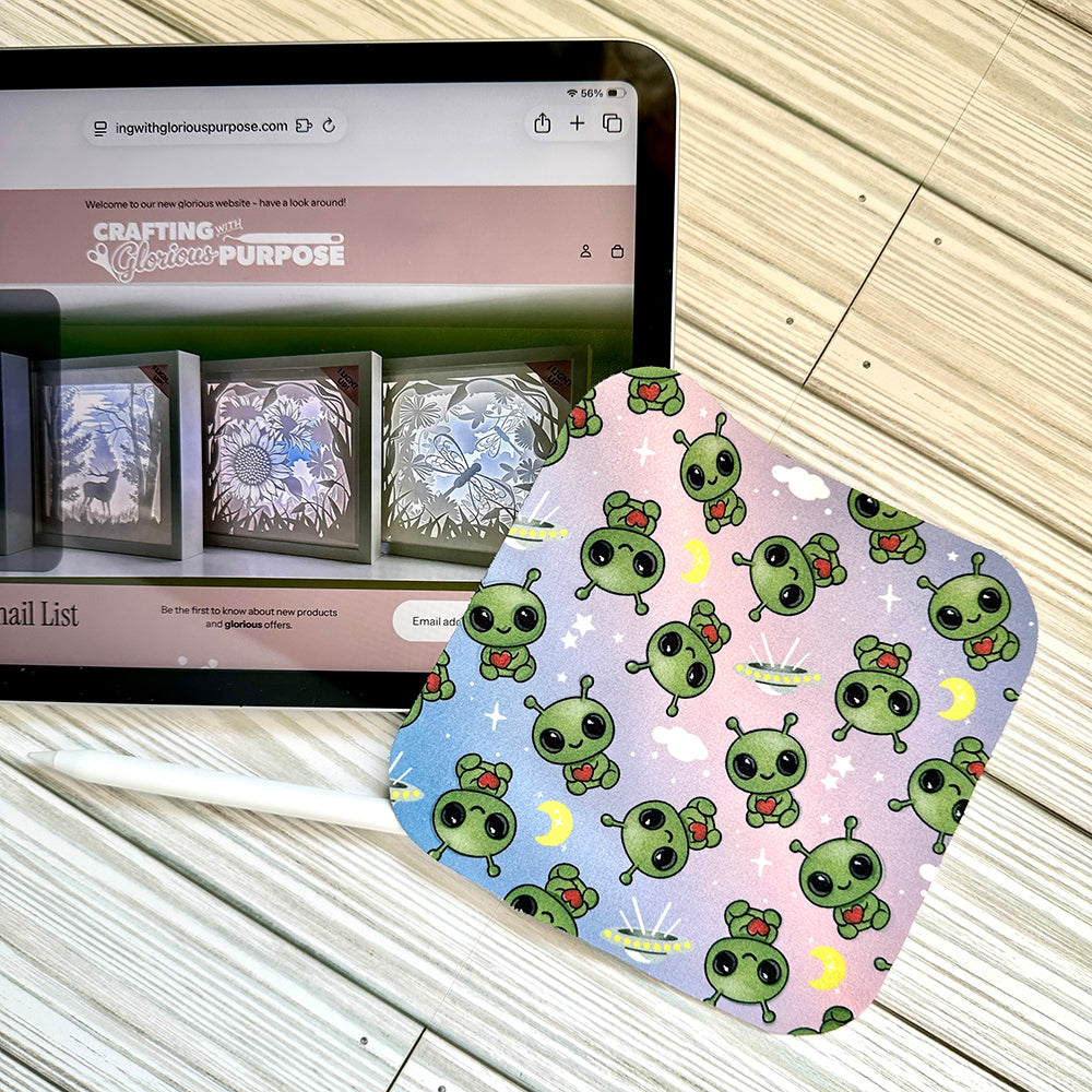 Tablet showing a Alien screen cleaning cloth