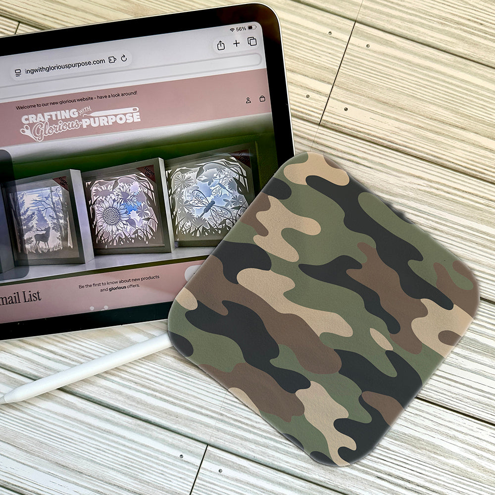 Camouflage pattern on a screen cloth with an iPad